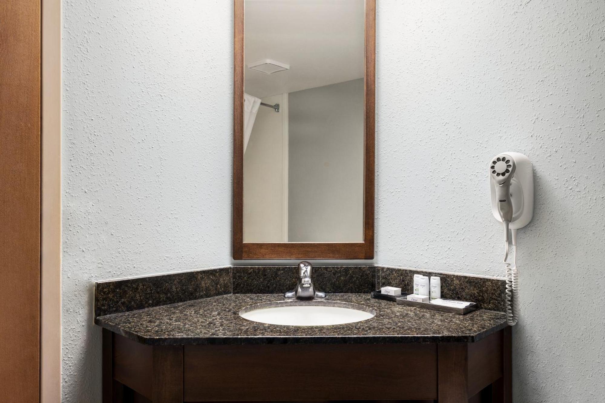 Americinn By Wyndham Madison West Ngoại thất bức ảnh
